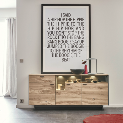 Moderner Wohnraum mit dunklem Fliesenboden und elegantem Holz-Sideboard.