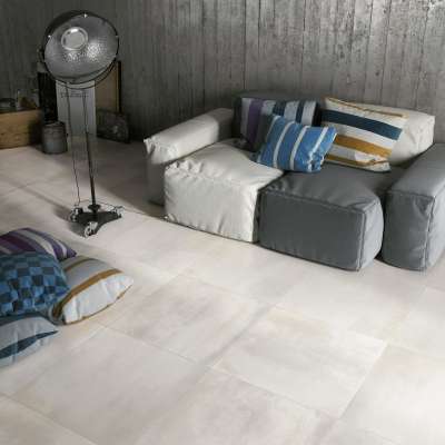 Porcelaingres Fliesen: Helle, großformatige Bodenfliesen in einem stilvollen Wohnzimmer.