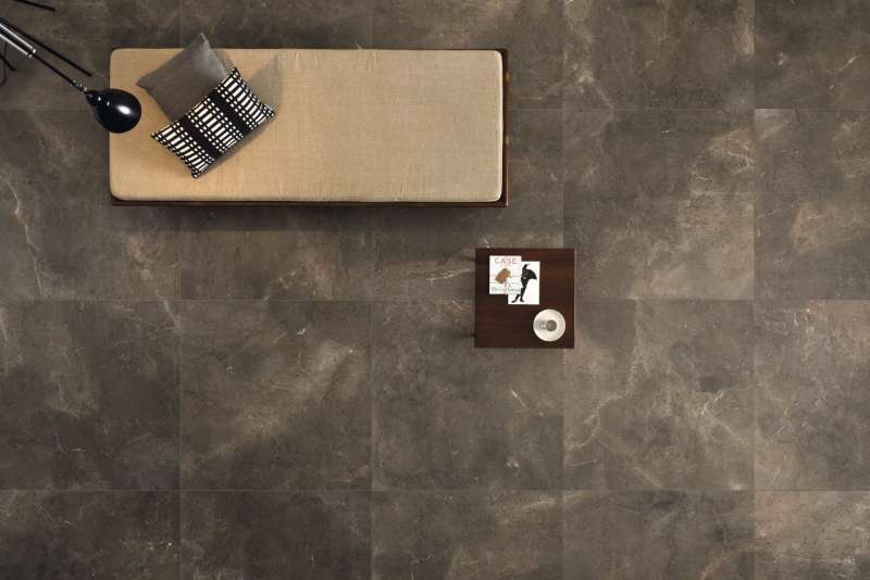 Moderne dunkelgraue Fliesen in Steinoptik, verlegt in einem stilvollen Wohnbereich.