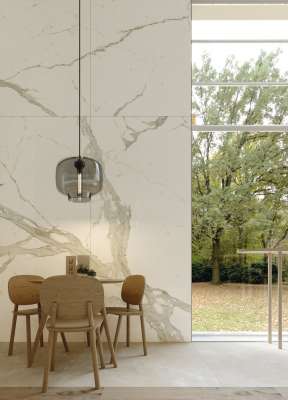 Großformatige Porcelaingres Wandfliesen in Marmoroptik und helle Bodenfliesen in modernem Essbereich.