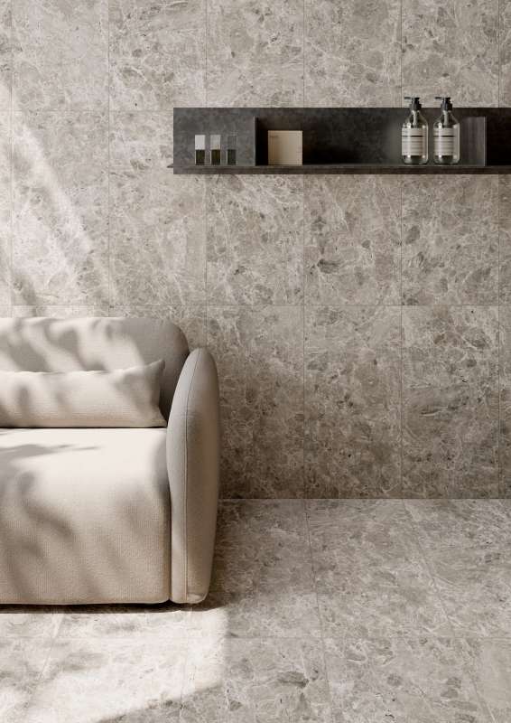 Wohnraum mit eleganten grauen Fliesen in Marmoroptik von Porcelaingres an Wand und Boden.