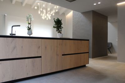 Zeitgemäße Küche mit hochwertigem Fliesenboden und einer Kücheninsel mit Holzfronten.