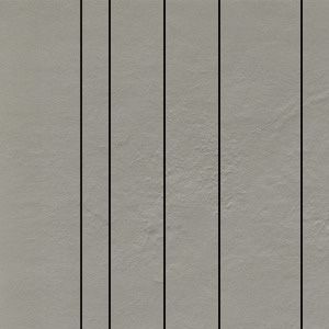 Graue Fliese mit vertikaler Rillenstruktur.