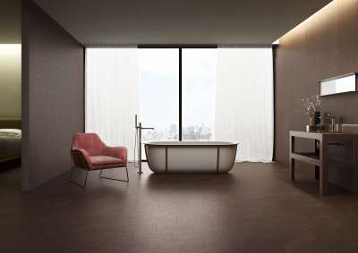 Modernes Badezimmer mit dunkelbraunen Boden- und Wandfliesen, freistehender Badewanne und Stadtblick.