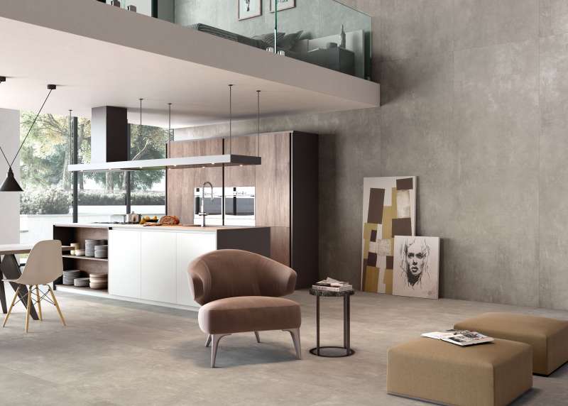 Hochwertige Betonoptik-Fliesen an Boden und Wand in stilvollem Loft-Design.