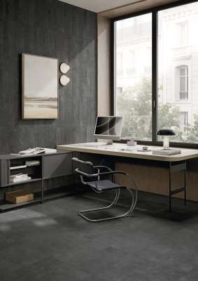 Modernes Home-Office mit anthrazitfarbenen Porcelaingres Fliesen an Boden und Wand.