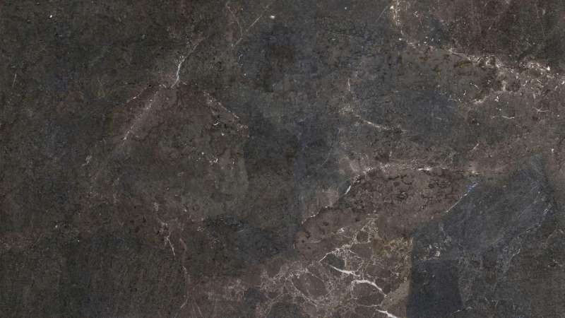 Dunkle Fliese in edler Marmoroptik.