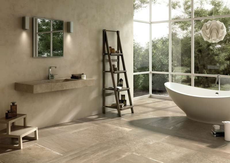 Modernes Badezimmer mit hochwertigen Bodenfliesen und freistehender Badewanne.