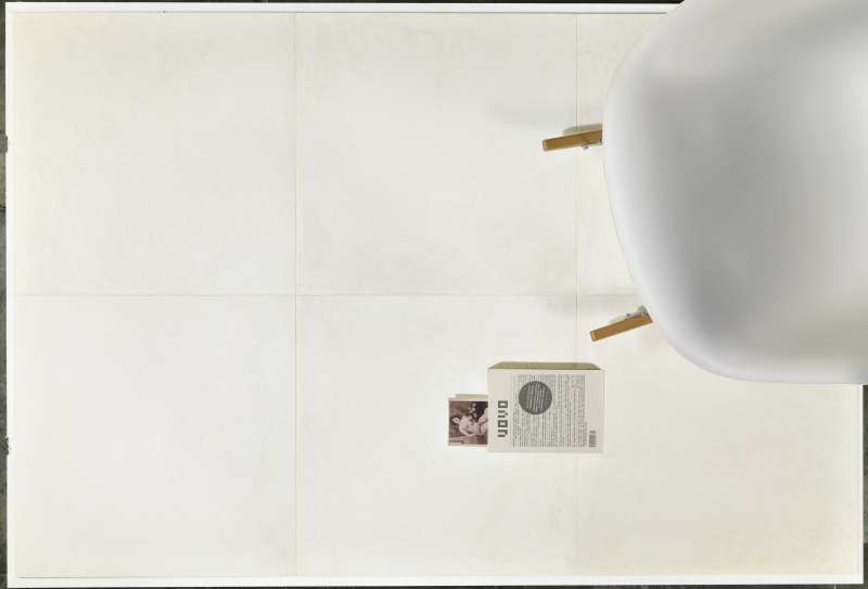 Helle, großformatige Bodenfliesen in einem minimalistischen Raum.