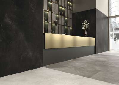 Stilvolle Lobby mit dunklen Wandfliesen und hellen Bodenfliesen.