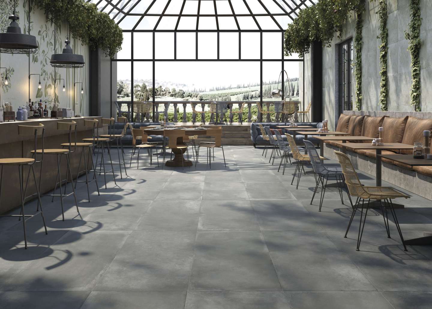 Dunkelgraue Bodenfliesen in einem modernen Restaurant mit Bar und viel natürlichem Licht.