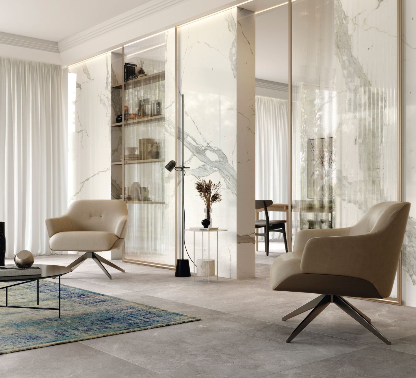 Modernes Wohnzimmer mit hellgrauen Bodenfliesen und großformatigen Wandfliesen in Marmoroptik.