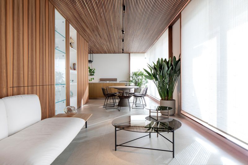 Heller, moderner Wohnbereich mit eleganten Fliesen.