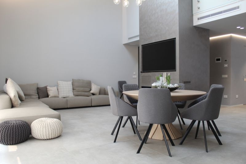 Helle, großformatige Bodenfliesen im modernen Wohn- und Essbereich.