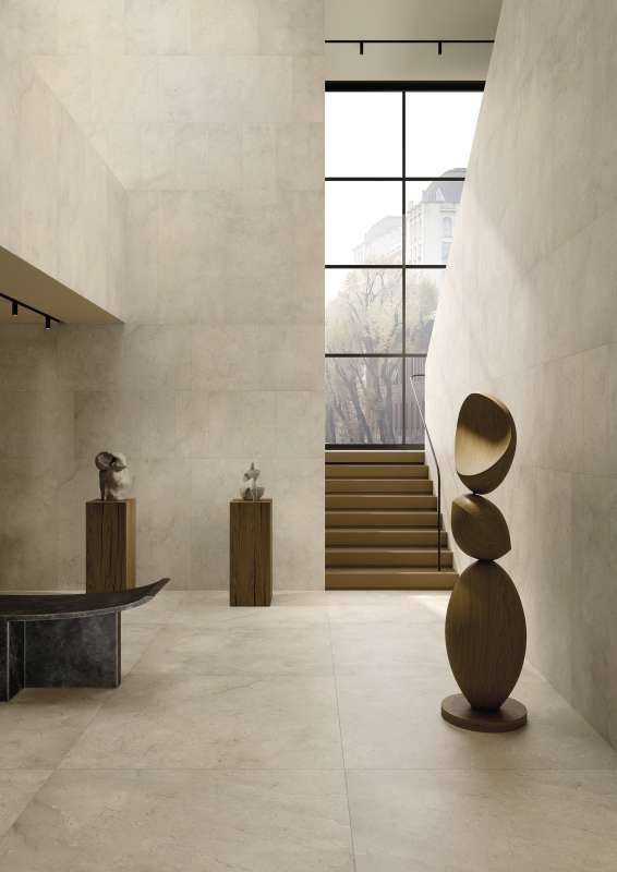 Modernes, helles Interieur mit großformatigen Fliesen an Boden und Wänden.