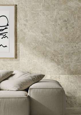 Hochwertige Wandfliesen in beiger Natursteinoptik für den Innenbereich.