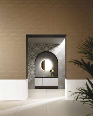 Elegantes Interieur mit verschiedenen Fliesen: gemusterte Wände und helle Bodenfliesen.