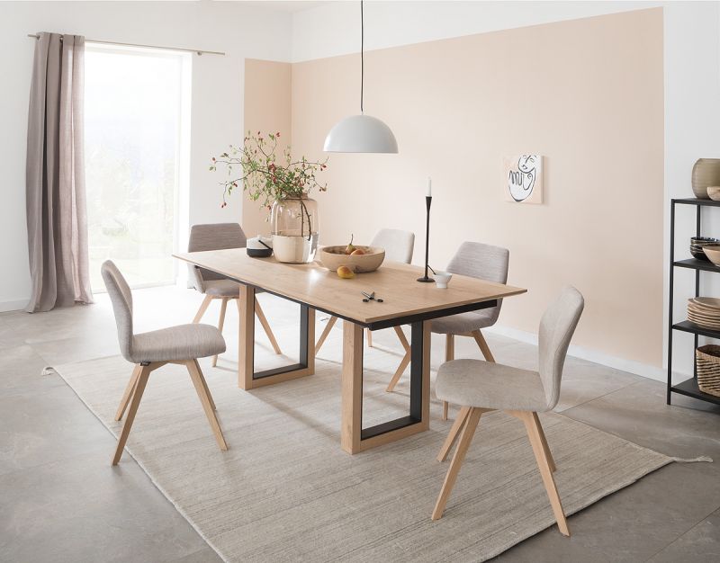 Helles, modernes Esszimmer mit großformatigen Indoor-Fliesen.