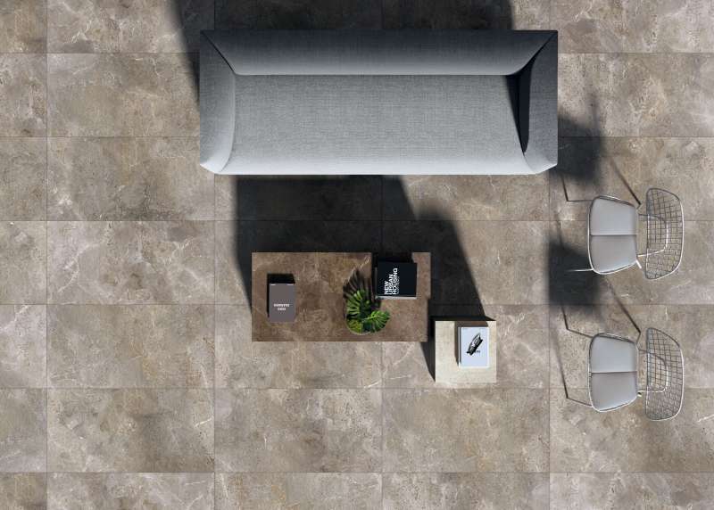 Großformatige Bodenfliesen in Grau-Braun mit eleganter Marmoroptik im Wohnzimmer.