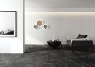 Anthrazitfarbene Fliesen mit natürlicher Struktur in einem stilvollen Wohnzimmer.