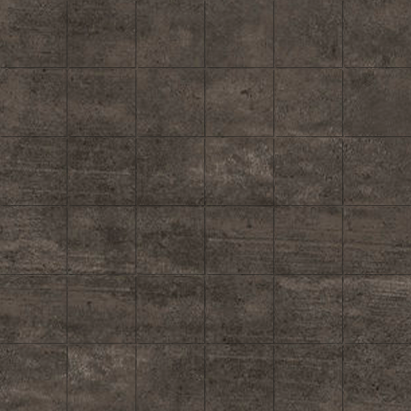 Dunkle Feinsteinzeugfliesen in Natursteinoptik, matt und strukturiert.