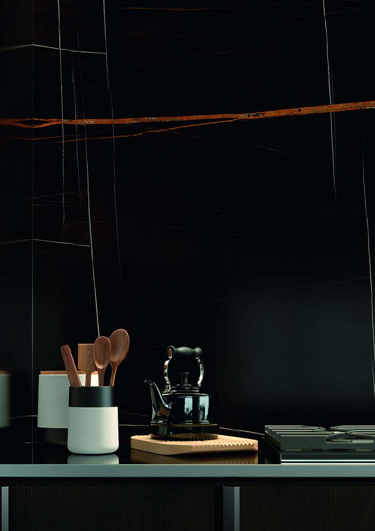 Edle schwarze Porcelaingres Fliesen mit markanter orangefarbener Maserung als Küchenrückwand.