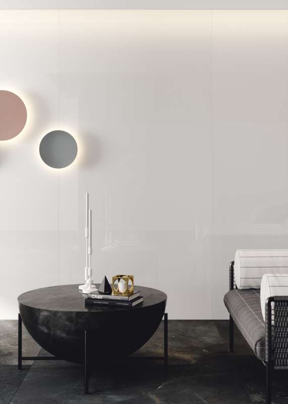 Helle Wandfliesen und dunkle Bodenfliesen in einem modernen, stilvollen Raum.