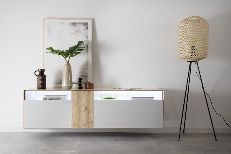 Modernes Interieur mit hellen Fliesen.