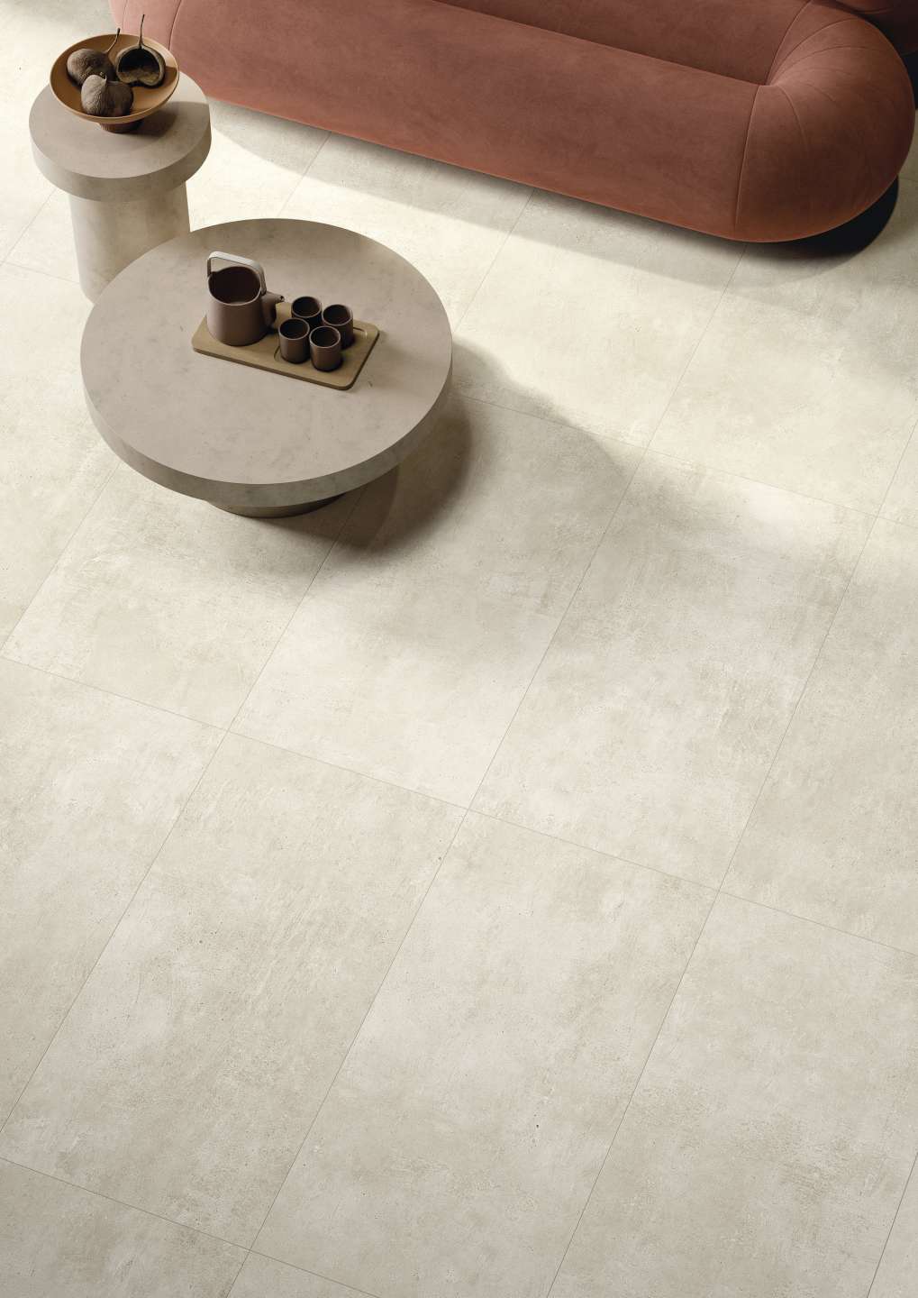 Helle Feinsteinzeugfliesen in Betonoptik für modernes Wohnambiente.