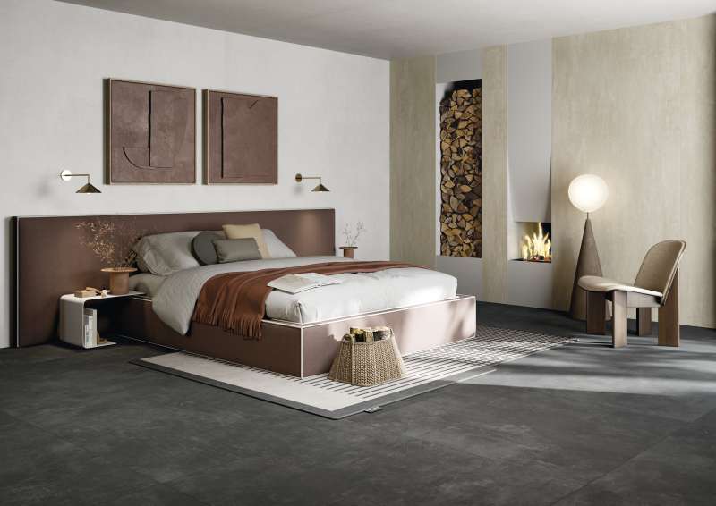 Hochwertige dunkle Bodenfliesen im modernen Schlafzimmer.