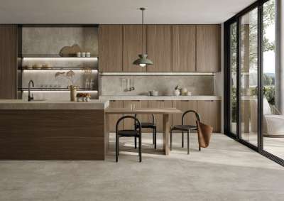 Helle Bodenfliesen in einer modernen Küche mit Holzelementen und Zugang zur Terrasse.