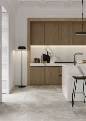 Großformatige, hellgraue Fliesen mit Marmoroptik in moderner Küche.