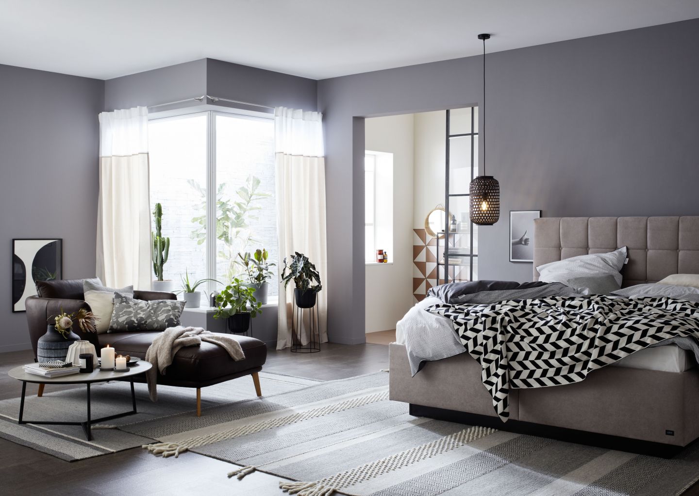 Modernes Wohnzimmer mit hellen Bodenfliesen.