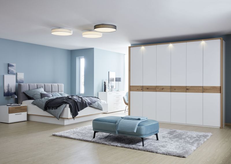 Modernes Wohnzimmer mit hellen, großformatigen Fliesen.