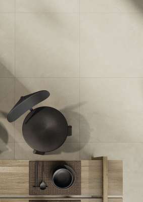 Helle, großformatige Fliesen in Betonoptik für moderne Innenräume.