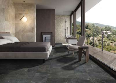 Modernes Schlafzimmer mit dunklen Bodenfliesen und hellen Wandfliesen, die eine elegante Atmosphäre schaffen.