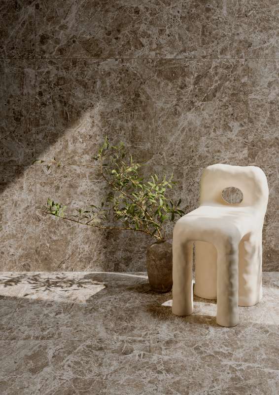 Edle Fliesen in Natursteinoptik an Wand und Boden, stilvoll kombiniert mit modernem Design.