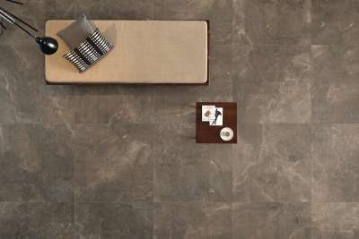 Grau-braune Fliesen in Natursteinoptik in einem stilvollen Wohnbereich.