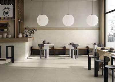 Heller Fliesenboden in einem modernen Restaurant mit minimalistischer Einrichtung und Pendelleuchten.