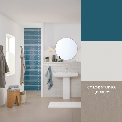 Modernes Badezimmer mit hellen Fliesen, blauer Tür und Farbmustern in Blau, Grau, Beige.