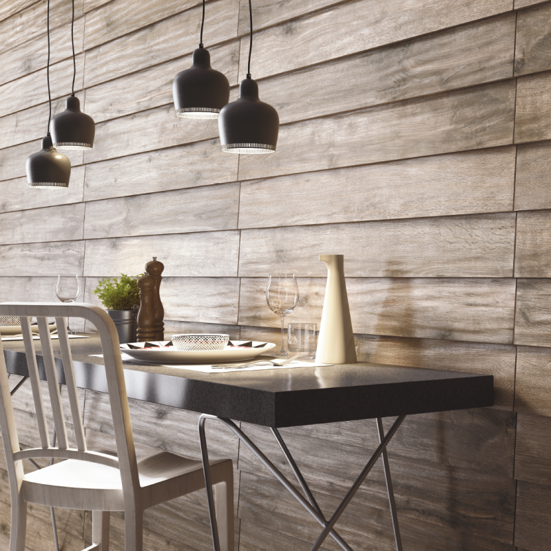 Helle Holzoptik-Fliesen von Porcelaingres als stilvolle Wandverkleidung im Essbereich.