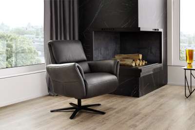 Moderner Wohnraum mit hellem Fliesenboden in Holzoptik und Kamin mit dunklen Steinoptik-Fliesen.