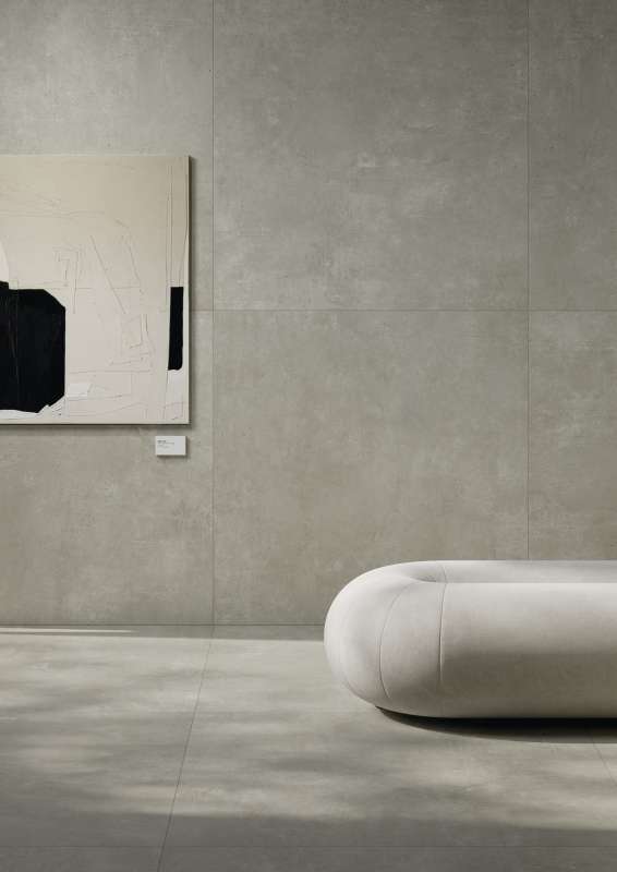 Moderne graue Fliesen an Wand und Boden in minimalistischem Ambiente.