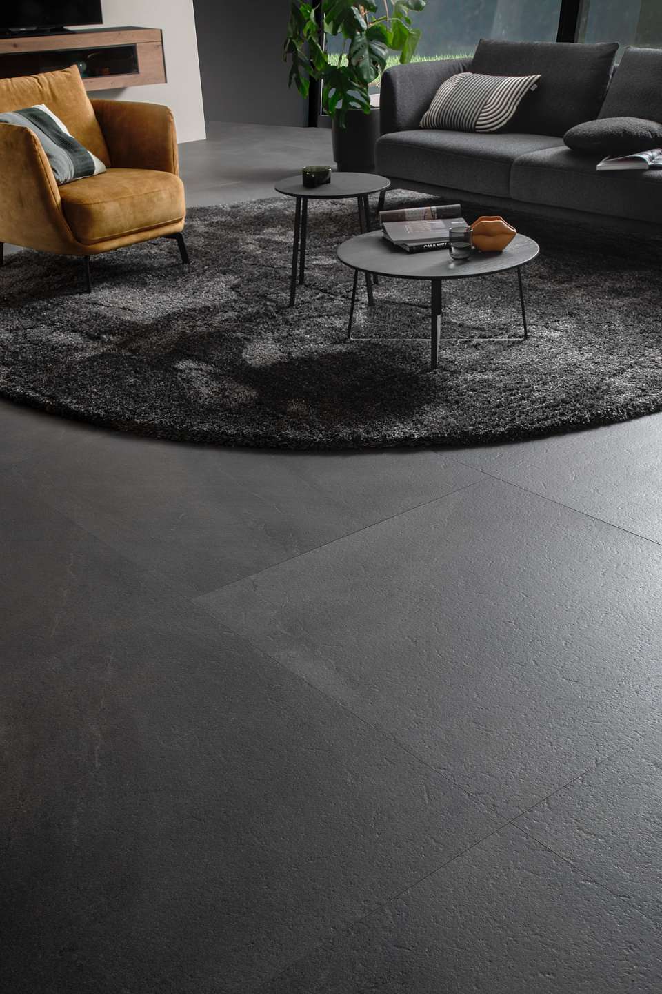 Moderne dunkelgraue Großformatfliesen schaffen ein elegantes Wohnambiente.