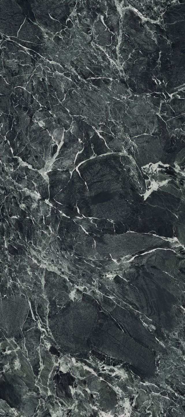 Porcelaingres Fliese: Dunkle Marmoroptik mit weißen Adern für Innen & Außen.