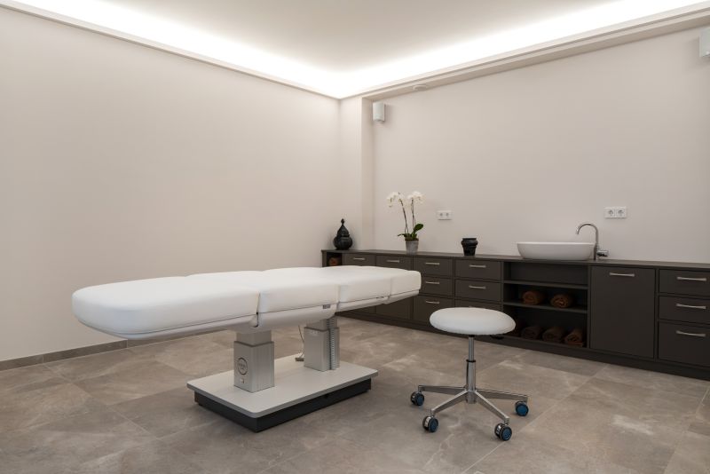 Großformatige, hellgraue Fliesen in einem modernen Behandlungsraum.