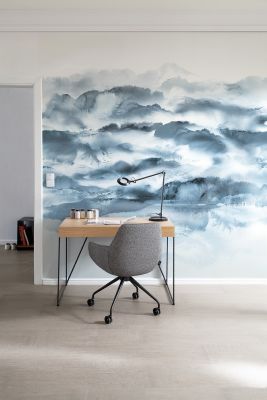 Elegantes Homeoffice mit Schreibtisch und hellem, hochwertigem Fliesenboden.