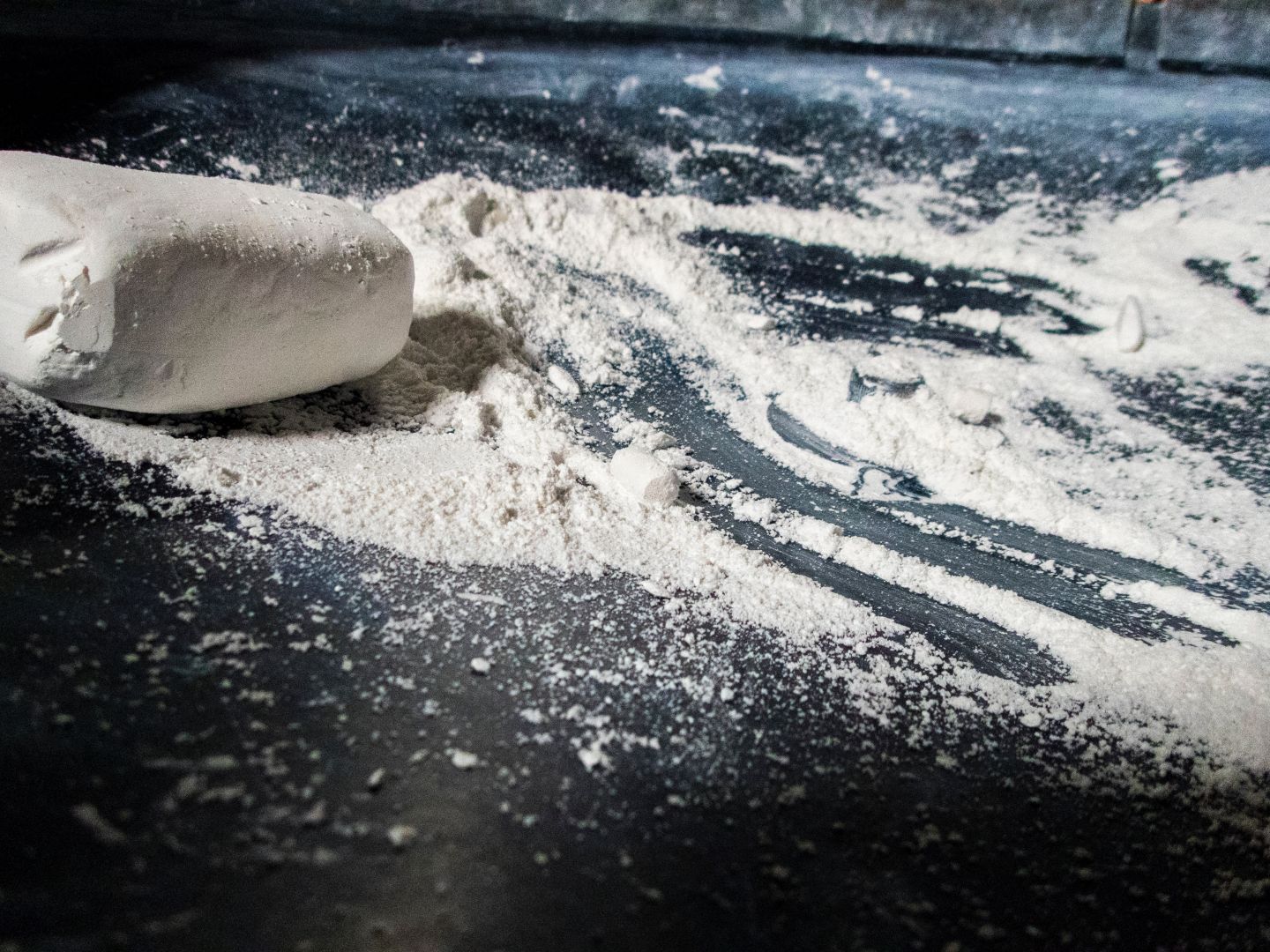 Helle Feinsteinzeugfliese mit dezenter Struktur.