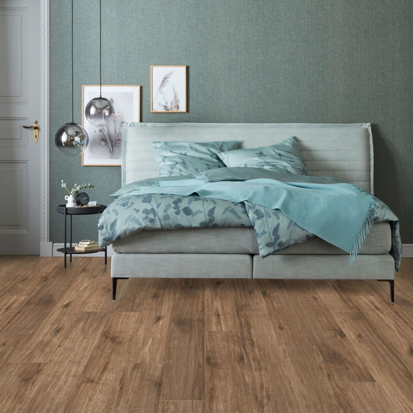 Schlafzimmer mit warmen Holzoptik-Fliesen.