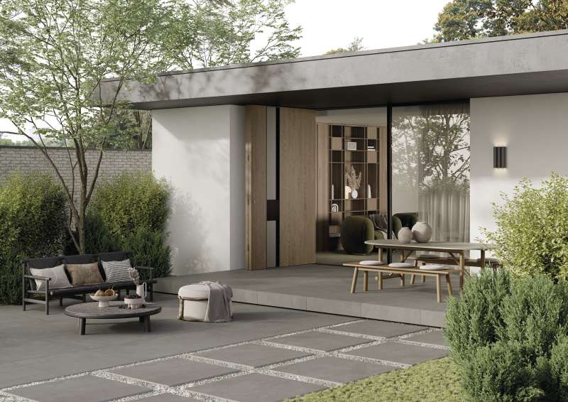 Großformatige Outdoor-Fliesen und Gartenplatten in Grau für eine moderne Terrassengestaltung.